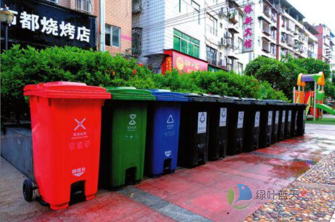 小区设置了分类垃圾桶，引导居民将垃圾分四类投放